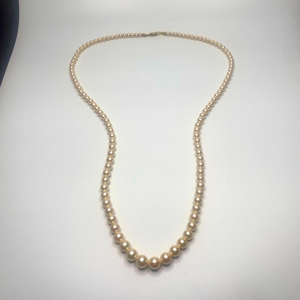 Graduated size faux pearl necklace.
